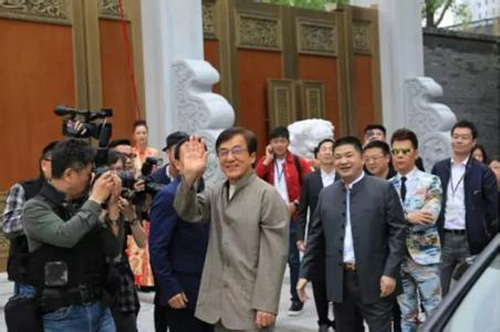 成龙在南京市博物馆出席商业活动